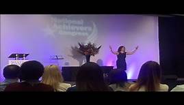 Randi Zuckerberg SINGING - RARE footage from National Achievers Congress 2017 London