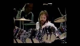 Elvis drummer, Ronnie Tutt performs drum solo (1977)