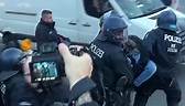Pro-Palästina-Demo in Berlin- Polizei greift ein - hq.mp4