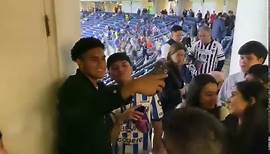 Tony Leone, reciente fichaje de Rayados, atiende a los aficionados que salen de las tribunas tras la victoria 3-1 sobre el Atlético de San Luis.