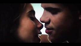 Taylor Lautner and Lily Collins Kissing