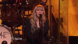 Video: Erster Auftritt von Fleetwood Mac ohne Buckingham, dafür mit Finn und Campbell ... jetzt weiterlesen auf Rolling Stone