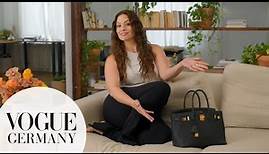 Ashley Graham öffnet ihre Hermès Birkin-Tasche – mit Bräunungsspray & Pilz-Tee | In The Bag | VOGUE