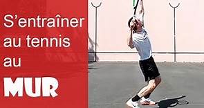Jouer au tennis au mur, conseils et exemples d'exercices