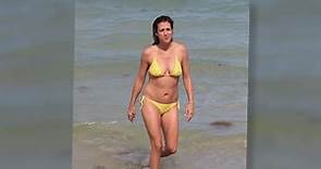 Kate Walsh Looks Amazing In Her Yellow Bikini
