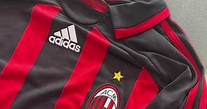 La legendaria del Milan 2006/07 (Kaká) #camisetasdefutbol #camisetas #futbol #peru #pichanga #championsleague #retro #camisetasretro #kaka #milan #acmilan