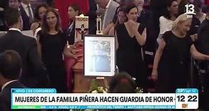 Guardia de honor de la mujeres de la familia Piñera Morel
