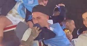 Enzo Fernández besó un short de Boca en el micro de la Selección Argentina y es viral