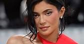 En una conversación con sus hermanas durante un episodio del programa ‘The Kardashians’, #KylieJenner ha explicado que es falso que se haya sometido a tantas cirugías como se dice de ella en internet. 🙅‍♀️ | Cosmopolitan España