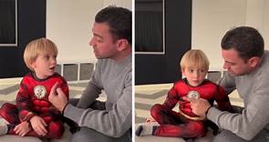 La imagen más tierna de Xavi: ¡Canta el himno del Barça con su hijo!