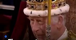 👑 Así fue el momento en que el rey Carlos III recibió la corona de manos del arzobispo de Canterbury. En la ceremonia también se le presentaron al rey ofrendas simbólicas como el orbe, que representa su poder; este fue entregado por el arzobispo de Armagh. La túnica real se la entregó la baronesa Merron, en representación de la comunidad judía. Su hijo, el príncipe de Gales le presentó la estola real. Como es la tradición, el rey Carlos III vistió para su coronación la llamada ‘Robe of State’ (