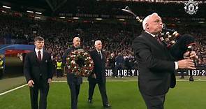 Old Trafford pays tribute to Siry Bobby Charlton