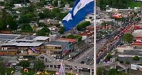 En el redondel Masferrer ya se ondea la bandera más grande de El Salvador 🇸🇻 📍San Salvador 🇸🇻 #flag #ElSalvador #elsalvadortravel #sunset #drone #footage #contentcreator #sivar #travelers #salvadoran #tiktok #parati