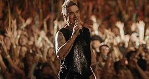 Robbie Williams se posiciona após morte de fã e canta “Angels” em homenagem