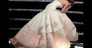 Jennifer Lawrence FALLS At The Oscars 2013 (HD)