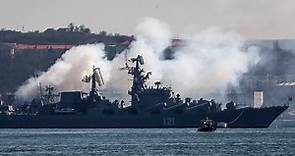 Ucraina, la nave russa Vsevolod Bobrov in fiamme nel Mar Nero. Colpita vicino all'isola dei Serpenti
