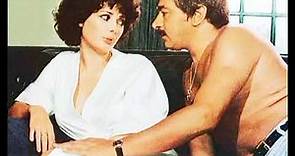 Edwige Fenech con Renzo Montagnani nel film , la Moglie Vergine 1975 .