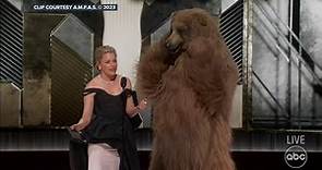 'Cocaine Bear' helps Elizabeth Banks present the Oscar for best visual effects