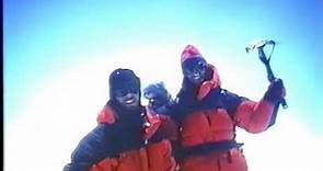 Momento en que el equipo llega a la cumbre del Everest en 1992.