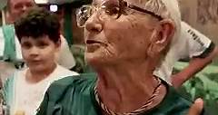 É pra 𝘃𝗶𝗿𝗮𝗿 𝗰𝗮𝗺𝗯𝗼𝘁𝗲, Ronielson! 😂🫶 Dona Assumpta, torcedora de 97 anos que canta, vibra 𝗲 𝗿𝗲𝘇𝗮 pelo #MaiorCampeãoDoBrasil, conheceu nosso elenco em uma visita especial 🤩 #AvantiPalestra | SE Palmeiras