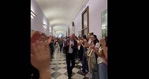 Torino, al liceo d'Azeglio il lungo e commovente applauso per il prof di filosofia in pensione. «I miei ragazzi mi hanno sorpreso ancora»