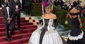 #SarahJessicaParker has arrived to the 2022 #MetGala