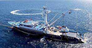 Operación pesca de atún aleta amarilla en el océano Pacífico con helicóptero y lanchas rápidas