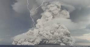トンガ沖の海底火山噴火の映像（14日の最初の噴火）