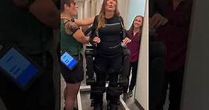 Mara Gabrilli testa exoesqueleto para pessoas com deficiência