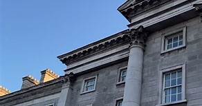 Il Trinity College di Dublino è un istituto d’istruzione, tra i più antichi d’Irlanda. La biblioteca al suo interno comprende circa duecentomila testi ed un’importante collezione di antichi manoscritti, fra cui il famoso Libro di Kells. Tra gli ex studenti del Trinity College ci sono Samuel Beckett, Oscar Wilde ed Edmund Burke. | Destinazione Avventura