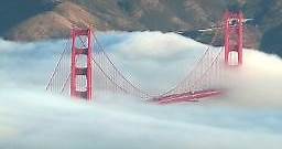 Un video muestra cómo la niebla cubre al puente Golden Gate