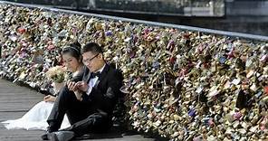 Los "candados del amor" que dañaron un puente en París