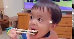 第一次用筷子🥢就上手 厲害哦👍🏼 #阿樂樂2Y1M8D | Johnny Lin