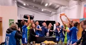 Nel loro debutto di Mondiali femminili di calcio le Azzurre di Milena Bertolini hanno sconfitto l’Argentina per 1-0. Ecco i festeggiamenti nello spogliatoio dell’Eden Park di Auckland, in Australia, mentre le giocatrici cantano ‘Notti in bianco’ di Blanco. @azzurrefigc @blanchitobebe #calcio #sport #fifawwc | La Stampa