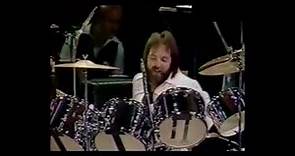 Elvis drummer, Ronnie Tutt performs drum solo (1977)