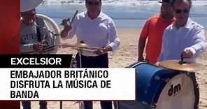 Embajador de Reino Unido en México disfruta música sinaloense en playas de Mazatlán