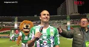 Al estilo del futbol español, León presenta a Donovan como su refuerzo