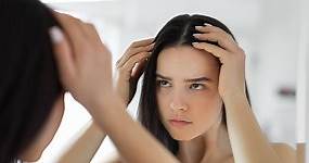 「頭皮長痘痘」怎麼辦？皮膚科醫師揭秘原因＋改善方法，再推薦淨化控油洗髮精