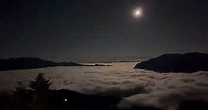 台灣合歡山松雪樓Snowfall house(海拔3158公尺)於明朗月色映照下，難得一見的美麗壯觀雲海湧現群山之顛 Beautiful and spectacular sea of ​​clouds