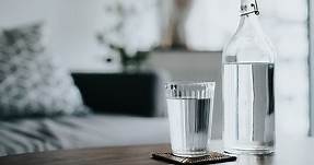 告訴你「多喝水好處」！改善頭痛、便秘、失眠8大好處，品水師教你正確喝水