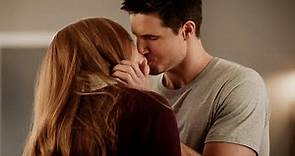 The Flash 8x11 Ronnie and Caitlin kiss "We're like two atoms sharing a strong covalent bond"