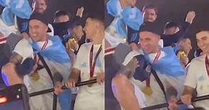 Video: Enzo Fernández besó una camiseta de Boca en el micro de la Selección Argentina