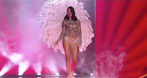 Adriana Lima thanks crowd at final Victoria's Secret show