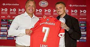 Noa Lang tekent voor vijf jaar bij PSV en neemt rugnummer van Xavi Simons over