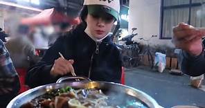 楊紫夜遊襄陽古城，開心吃牛肉面Yang Zi night tour Xiangyang ancient city, happy to eat beef noodles