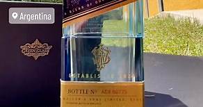 El arte de la creación artesanal se fusiona con la elegancia del whisky en un vaso verdaderamente único: un vaso de whisky creado a partir de una botella vacía de Johnnie Walker Blue Label, elaborado con maestría por el reconocido artista en vidrio Lanchi para Green Glass Argentina. Este exquisito vaso de whisky es el resultado de un minucioso proceso artesanal que comienza con la selección cuidadosa de una botella vacía de Johnnie Walker Blue Label, una de las marcas de whisky más prestigiosas