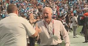 WATCH | Cleveland Browns owner Jimmy Haslam celebrates on sidelines after Cade York makes field goal