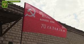 La bandiera sovietica della vittoria nel paese preso dai separatisti - Video