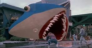 Volver al Futuro 2 | Marty Llega al Futuro y un Tiburón 3D lo Débora