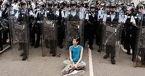 還記得6月12號香港立法會外，坐在盾牌前的香港女孩嗎？她接受了新唐人的專訪